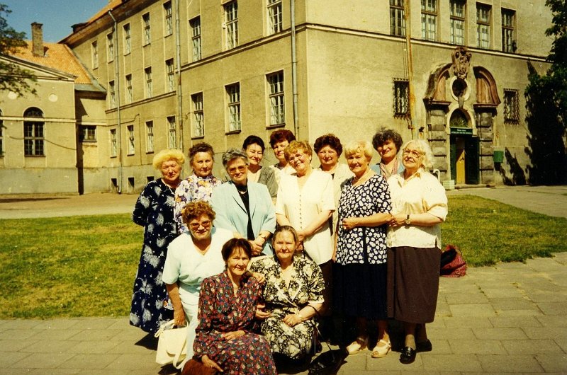 KKE 4577.jpg - Zjazd absolwentów (1954). Koleżanki Weroniki Kurmin (z domu Wojnicz), Wilno, 1999 r.